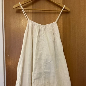 Vit långklänning - En jättesöt och skön långklänning i bomull, perfekt strandklänning eller liknande Jättefint skick nästan som ny! Skriv för fler bilder/mått m.m.💓