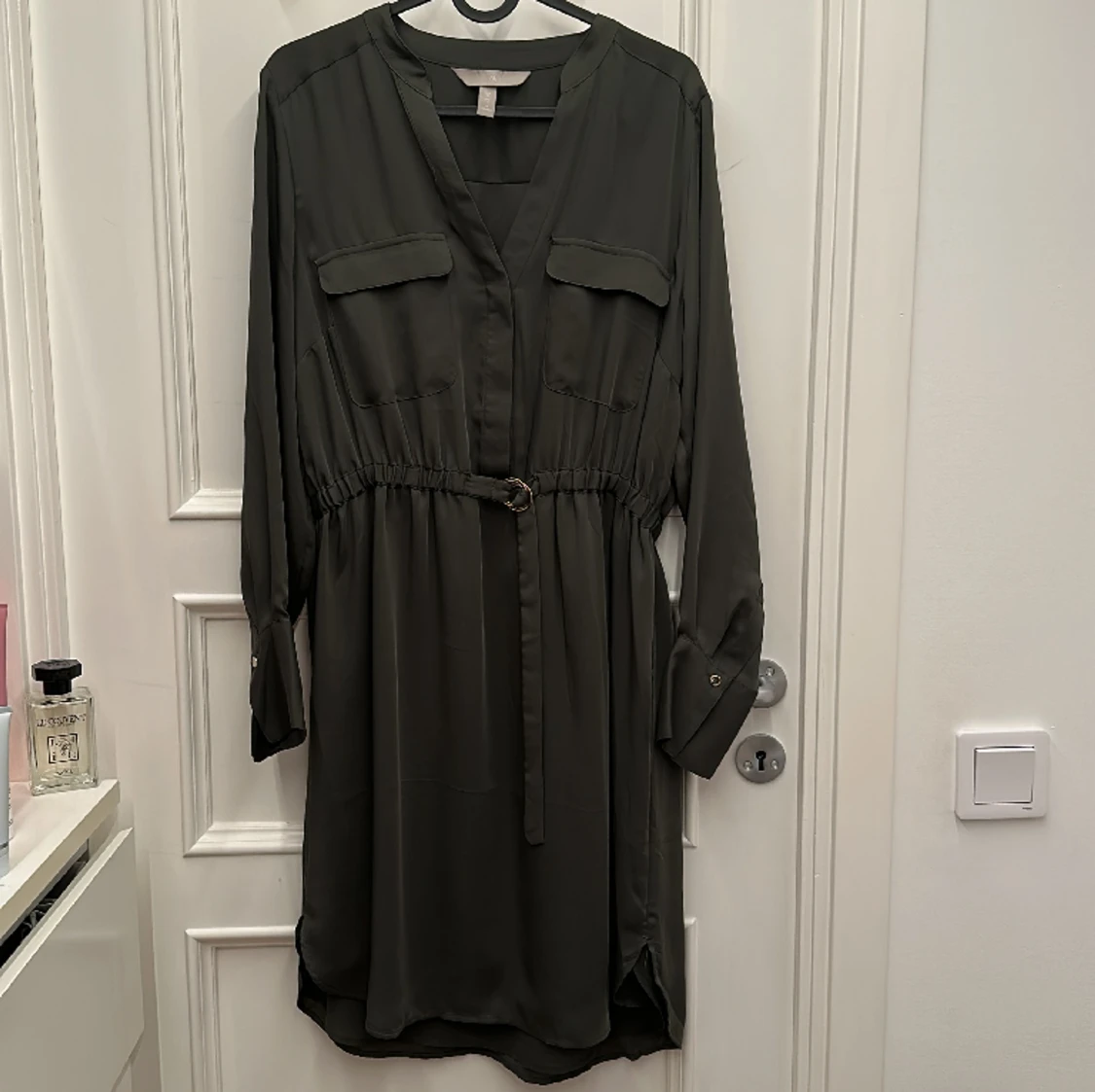 Mörkgrön klänning med skärp