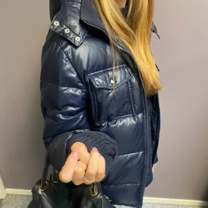  Vinterjacka💕 - Intressekoll på min fina vinterjacka, är i väldigt fint skick🙌🏼nypris 5000kr,  säljer för bra pris!    