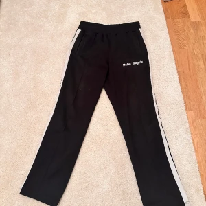 Palm angels byxor  - Säljer mina svarta Palm angels byxor eftersom jag inte får så mycket användning av dem. Dem är köpta online på Palm angels Sverige för 3500 har tyvärr inget kvitto kvar. 