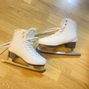 Skridskor  - Använda endast en gång och i helt nytt skick!