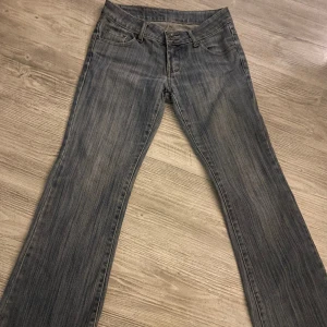 lågmidjade vintage jeans - Lågmidjade vintage jeans i bootcutmodell. Fint skick dock lite slitningar längst ner (se bild).  passar någon som är under 170cm då de är upplagda. midjebredden är ca 39cm. 🌸🌸