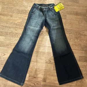 Lågmidjade bootcut jeans  - Lågmidjade bootcut jeans som är helt nya! Midjemått rakt över 33 cm, innerbenslängd 83 cm❤️‍🔥
