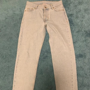 Ljusblåa jeans från sweet sktbs  - Säljer min jeans för dom kommer inte användning. Endast använt ett fåtal gånger och inget slitage eller tecken på användning. Storlek 27, ganska vida. Köpare står för frakt.