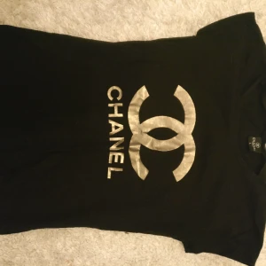 Tshirt  - Ej orginal. Svart tshirt i fint skick. Står L i den, men vill säga den är en storlek M