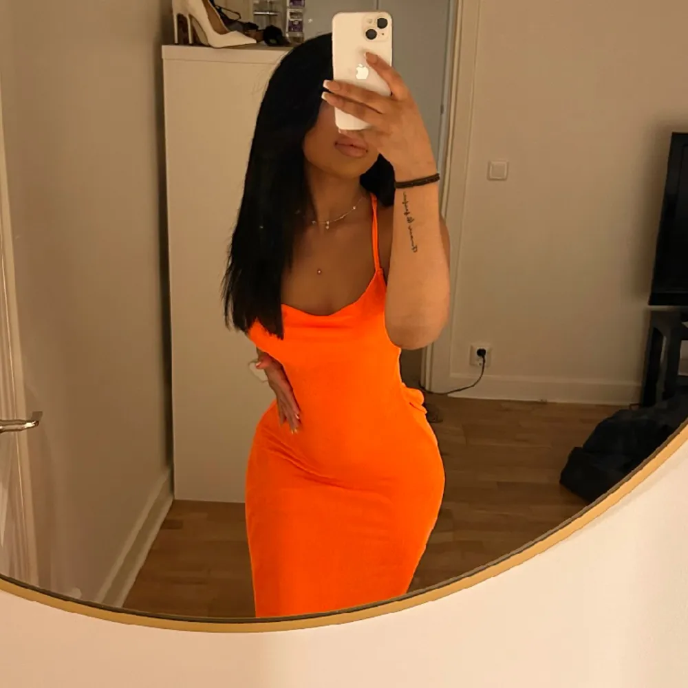 En helt underbar orange lång klänning som formar kroppen så så fint! Älskar denna klänning men har dubblett därav säljer jag en!🧡. Klänningar.