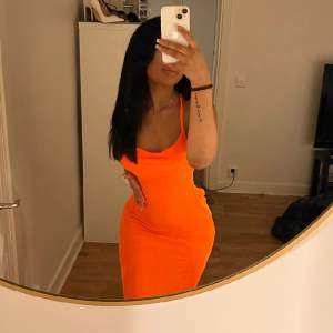 En helt underbar orange lång klänning som formar kroppen så så fint! Älskar denna klänning men har dubblett därav säljer jag en!🧡