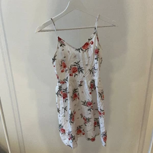 Blommig klänning🌸 - Säljer en jättegullig blommig klänning. Skriv för fler frågor eller bilder🌸🤍💖