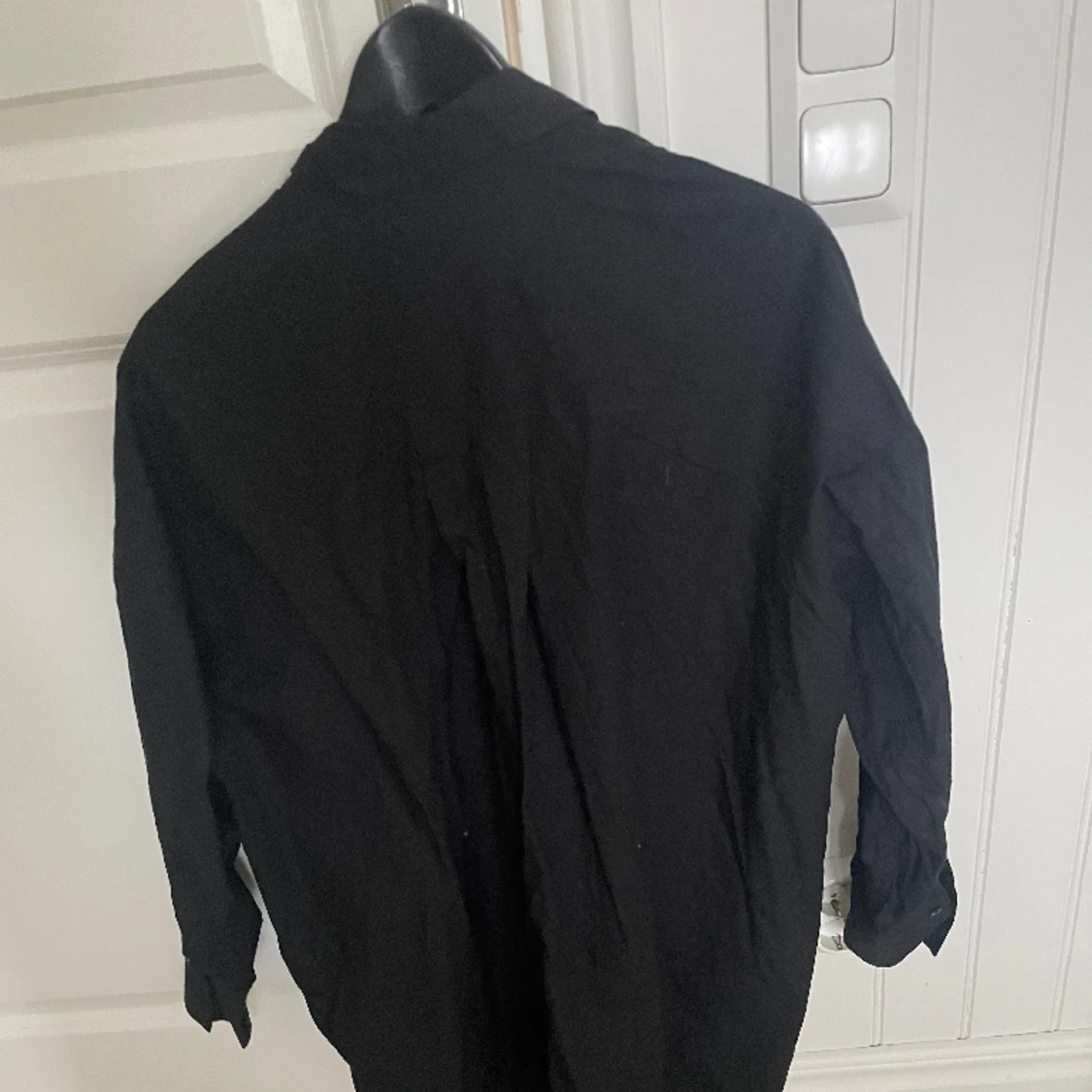 Svart skjorta med ficka - 90