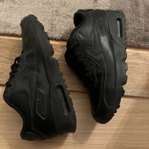 nike sportswear air max 90 - sneakers - Säljer nu mina nike sportswear air max 90 - sneakers i svart färg - stl 39  Helt nya - använt Max 2-3 ggr  Nypris: 1615kr på Zalando 
