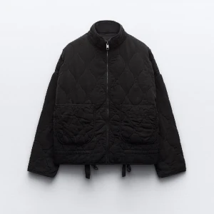 Mörkblå quiltad zara jacka - Skitssnygg kappa från zara💕💕 Köpt för 859kr ifrån zara i oktober! Endast använd runt 5 gånger så i nyskick!