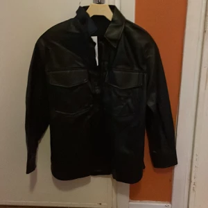 Zara FAKE skinnjacka  - Zara fakeskinnjacka. Den är i storlek XS, den har två ganska stora fickor. Den är helsvart och helt oanvänd!🤍⭐️👍🏼