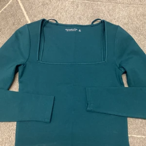 Tröja - En grön tröja från USA som aldrig är använd(endast testad). Kontakta för bilder 🌸 Är S men funkar som M