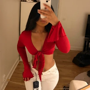 Röd långärmad topp - En fin röd långärmad topp som tyvärr inte används då jag har fler. ❣️