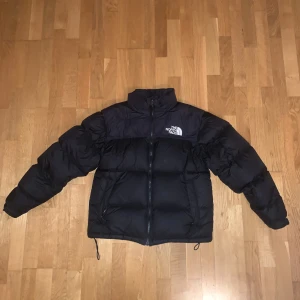 North face jacka - Säljer min northface jacka som är i mycket bra skick utan nåra skavanker. Använd en vinter säsong. Säljer för den inte passar längre. Kontakta gärna vid frågor:)