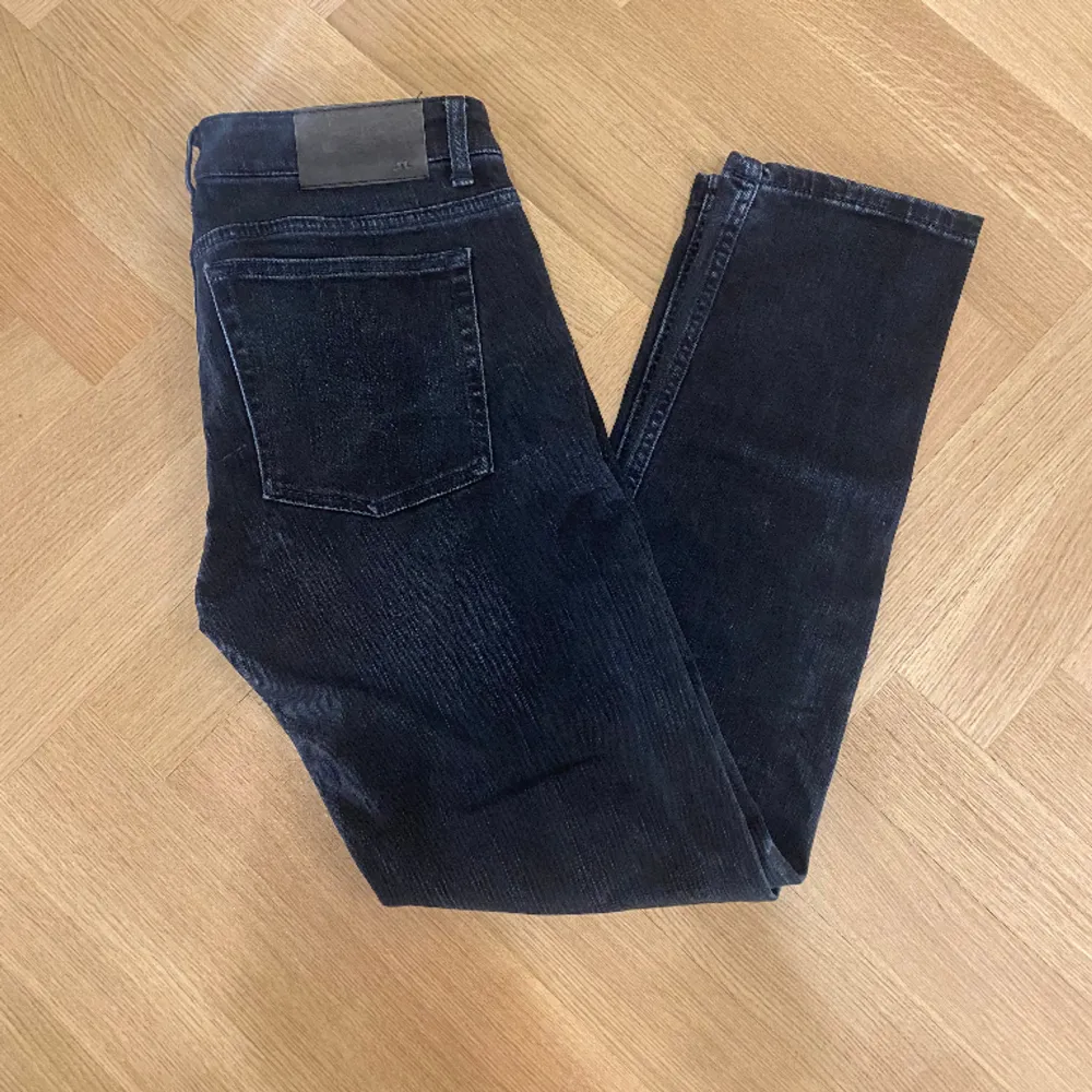 Hej! Säljer nu mina Jeans från märket J.Lindeberg , storlek 29/32 fint skick. Varan är givetvis äkta. Tveka inte på att höra av dig om du har frågor eller funderingar kring varan!. Jeans & Byxor.