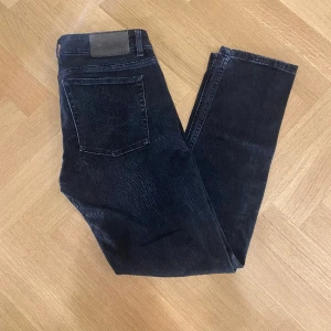 Jeans J.Lindeberg  - Hej! Säljer nu mina Jeans från märket J.Lindeberg , storlek 29/32 fint skick. Varan är givetvis äkta. Tveka inte på att höra av dig om du har frågor eller funderingar kring varan!