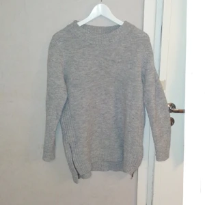 Varm och skön tröja strl M - Grå varm och skön tröja strl M. Från Tyskland. Tyvärr har den blivit ganska nopprig. Gina Benotti. 