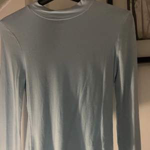 En ljusblå tröja 