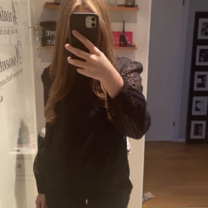 Spets blus - Jätte snygg och elegant svart spets blus. Är en storlek 40 men skulle ändå säga att den passar en s. Skriv vid funderingar ❤️