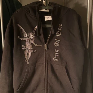 One of one hoodie  - Tja, säljer nu min snygga one of one hoodie som jag använt sparsamt, jag skulle säga att skicket ligger på en stark 8/10, hör av dig vid några frågor 