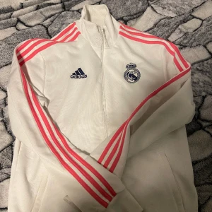 Real madrid zip kofta - Real madrid kofta i bra skick, köpt i år och använd 2-3 ggr. Storlek M men passar S också. Pris kan diskuteras