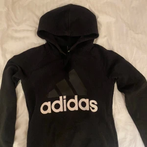 Adidas hoodie - Hoodie från Adidas. Använd fåtal gånger. Storlek XS, passar även S. 150kr