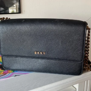 DKNY väska  - Väska från dkny, bra skick, lite avskavt i gulddetaljerna.