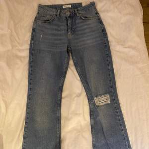 Utsvängda/bootcut jeans från Gina tricot. Skitsnygga men tyvärr för små så därav helt använda & lappen sitter kvar. Storlek 36, 200kr