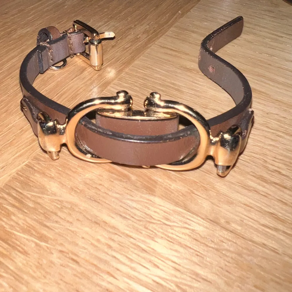 Jättefint armband i bra skick, tror att armbandet är från massimo dutti och har köpt på sellpy. Accessoarer.