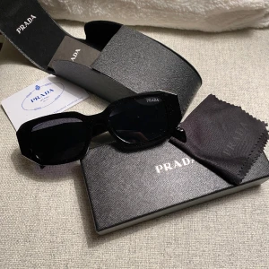 Prada solglasögon  - Svarta fina Prada solglasögon   Original pris: ca 2600kr Mitt pris: 1500