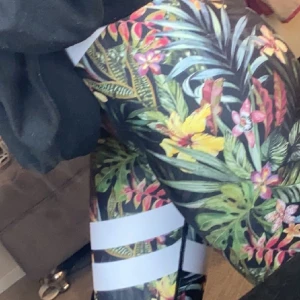 Träningsbyxor  - As snygga och sköna Träningsbyxor från stronger. Knappt använda. Nypris 799kr