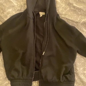 kort svart kofta - en kort svart jätte fin och bekväm kofta från H&M. Den är i stoleken XS men funkar S och M också. 💗