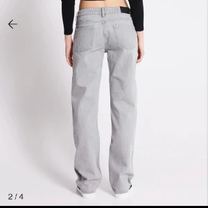 Gråa jeans  - Använt 5 gånger, lite för långa så har gått på dom lite. Dom är i perfekta kvalitet och ser inte ens använda ut. ❤️Har 38 i byxor och dom passar perfekt, dom är baggy. 