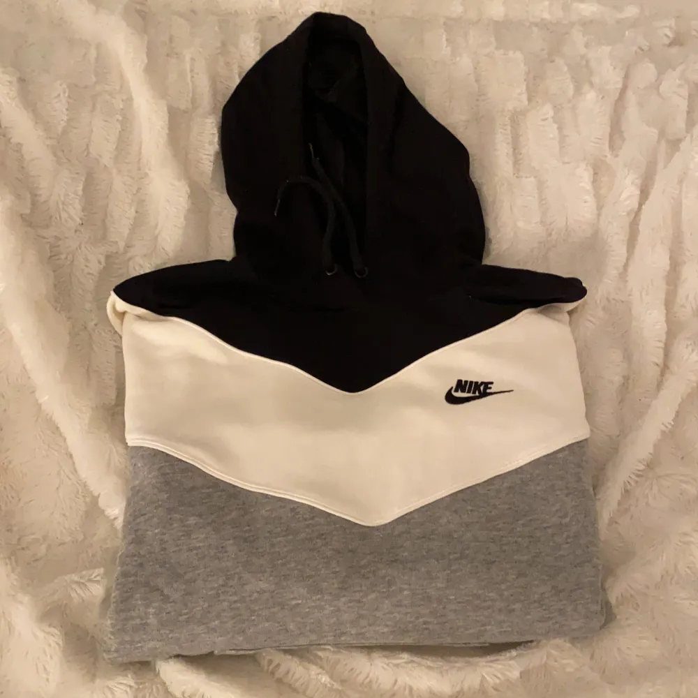 Jätteskön och fin nike hoodie som endast kommit till användning en gång, så den är i superbra skick. Storlek M. Hoodies.