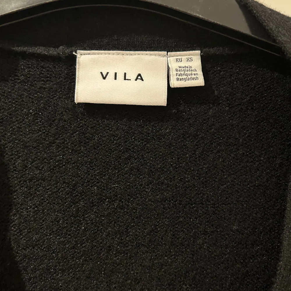 Lång kofta från VILA med fickor och knappar. Storlek xs men passar S 🩷. Tröjor & Koftor.