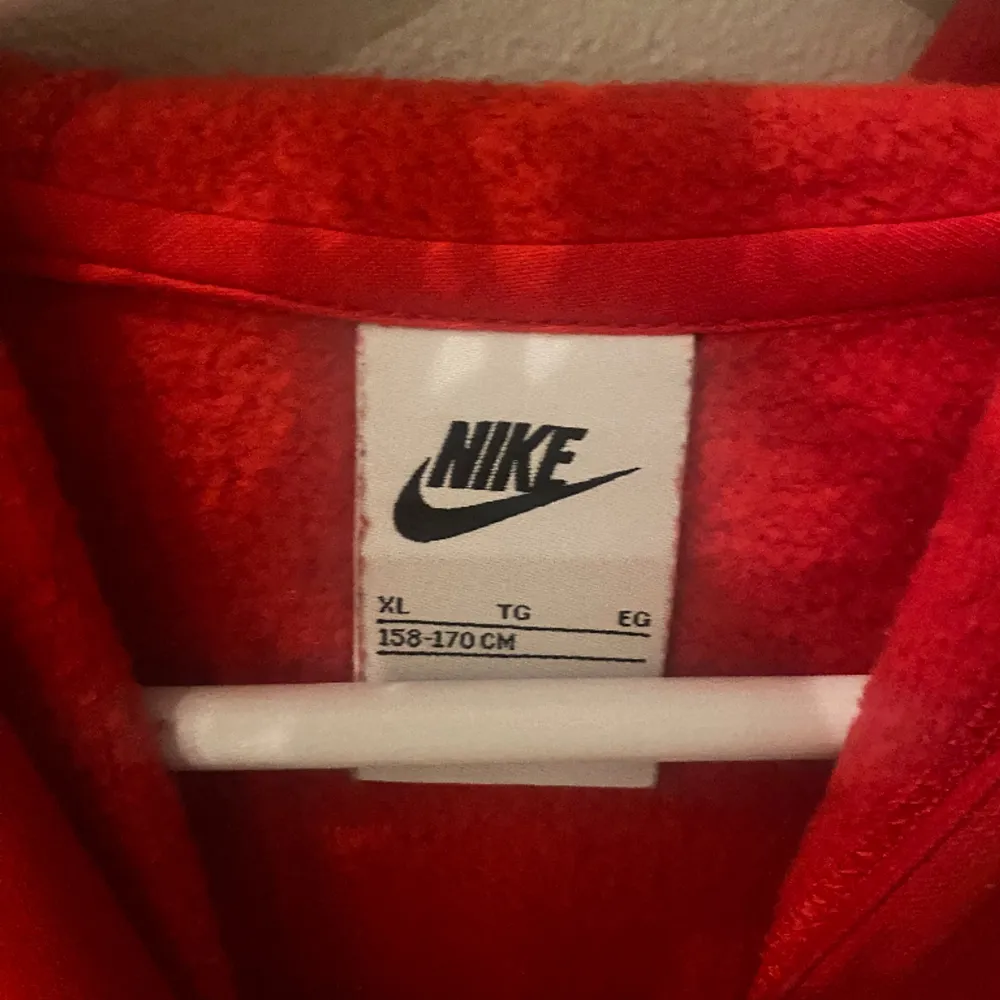 Röd nike zip hoodie i barnstorlek XL = S/XS i vuxen? 9/10 inga fläckar eller hål bara att den använts fler antal gånger. Säljer den för lågt pris för jag vill bli av med den💯👌 . Hoodies.