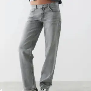 Säljer dessa gråa Jeans för de är piss små för mig, använd 1 gång. Går att diskutera pris 