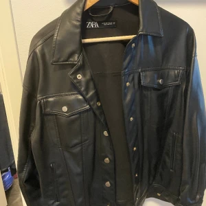 Skinnkappa - Skit cool skinkappa från zara perfekt till utgång!