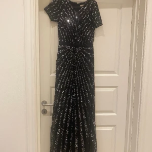Svart klänning  - Jätte fin svart klänning, använd 3/4 ggr