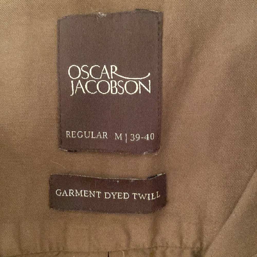 Brun skjorta från Oscar Jacobson som endast har använts 3 gånger. Nypris: 1200kr. Skjortor.