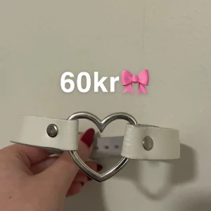 Vit choker med hjärta - En vit punk aktig fake läder choker med ett metall hjärta som man kan reglera på baksidan! Aldrig använd 🤍