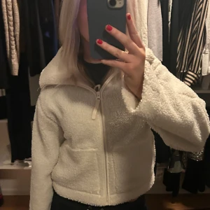 Teddy jacka från H&M - Teddy jacka från HM storlek S!! Säljer för 200+ frakt ca 49kr!!💝