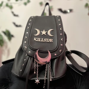 Killstar ryggsäck  - Ryggsäck i veganskt läder ifrån Killstar,  Mittenkedjan har lossnat, annars är den helt intakt.  Flitigt använd. 