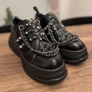 Svarta platå sneakers med nitar och kedjor, ifrån märket Lamoda.  Använda en gång.  Veganskt läder. Platå höjd: 7cm.