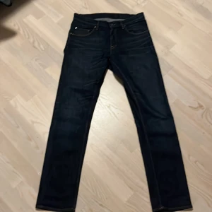 Tiger of Sweden jeans  - Hejsan, säljer dessa för att det ej passar mig o tänker att det kanske finns någon annan som de passar. Dessa jeans är nästan aldrig använda därför priset. Priset går att diskutera. Storlek- 33/32 ny pris- 1600 mitt pris- 325