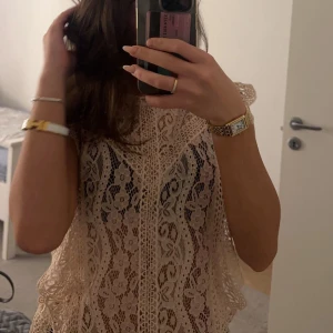 Spets topp - Spets topp från Zara. Super fin använt 1 gång. Passar Xs-M 
