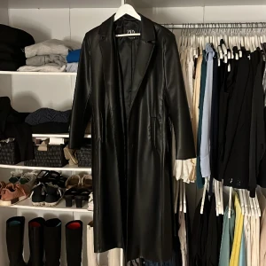 Skinnkappa  - Från zara storlek xl( liten i storleken). Knappt använd. Köpt för 1299