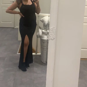 Svart klänning - Jätte fin svart klänning köpt på Nelly för 1500 