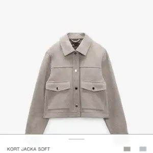 Beige vår jacka från Zara, använd och använder itne längre därför säljer jag💕